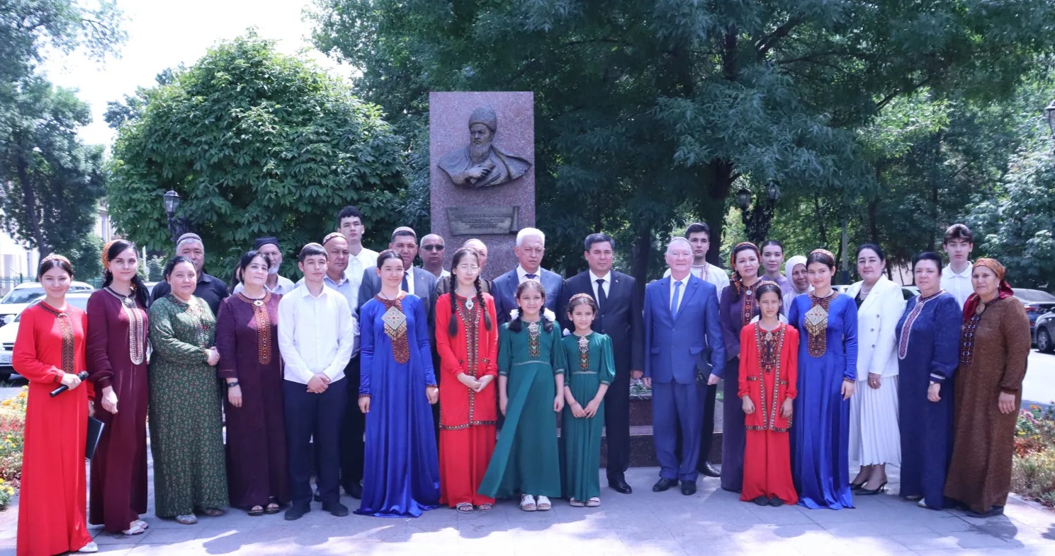 Daşkentde Magtymguly Pyragynyň ýadygärligine gül goýmak dabarasy geçirildi